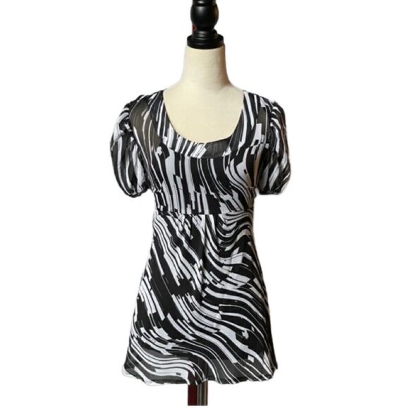 3/$20 Essentials by Milano Black and White Semi-Sheer Pullover Blouse (Small) - Picture 1 of 11